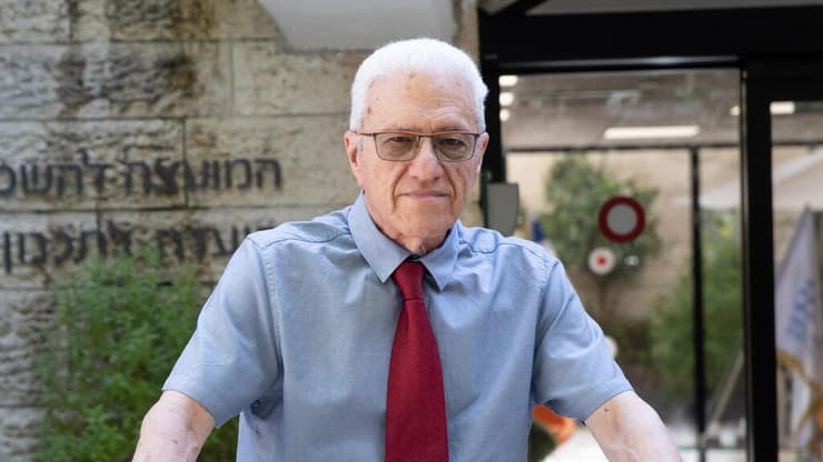 "סטודנט לרפואה צריך להיות מוקף במחקר, אנשי סגל, עבודה אקדמית, ולא יכול להיות מוקף בשורה של בתי מלון ". פרופ' יוסי מקורי (צילום: אלכס קולומויסקי) פרופ' יוסי מקורי