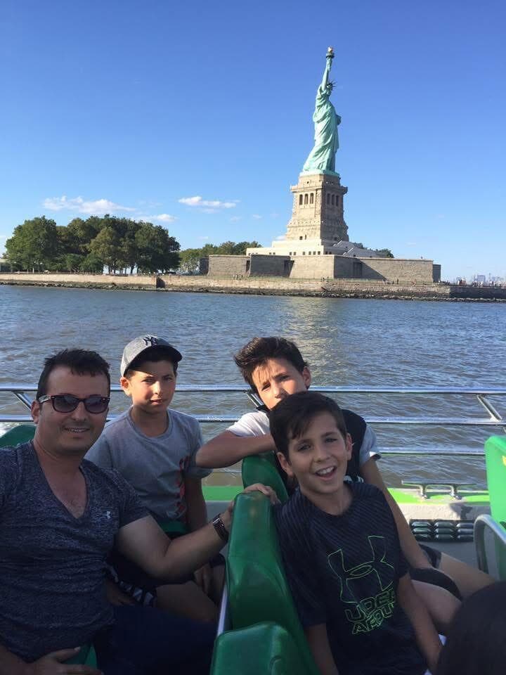 שמוליק ינאי ומשפחתו