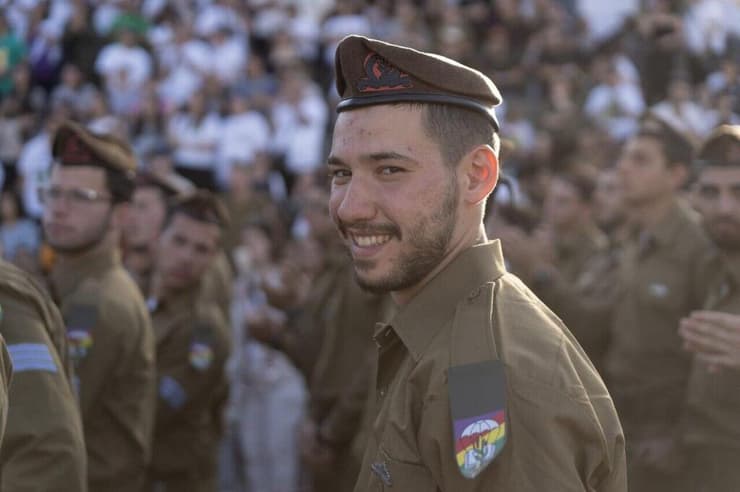 אלקנה לוי בסיום קורס קצינים. לא שכח את החטופים גם כשהיה פצוע אנוש   