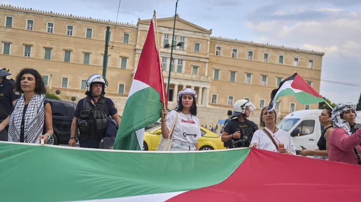 הפגנה פרו פלסטינית באתונה, ארכיון (צילום: AP Photo/Petros Giannakouris) מפגינים פרו-פלסטיניים מחוץ לפרלמנט באתונה, לפני כשבוע