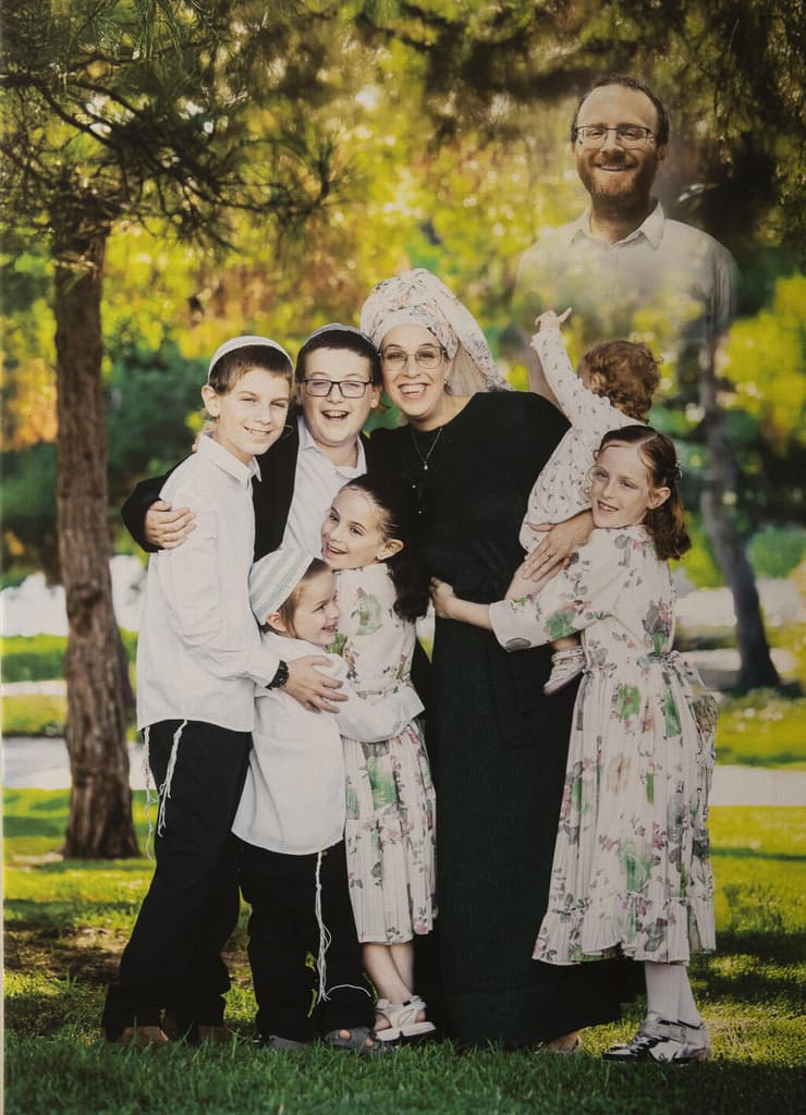 בני משפחת לוינשטרן. אלישע מלווה מלמעלה