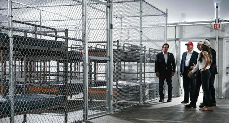 טראמפ מבקר ב"אלקטרז התנינים", כלא למהגרים בפלורידה שבית המשפט הורה בהמשך לסגור, 1 ביולי