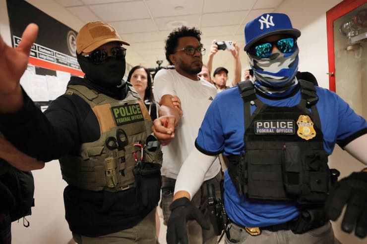 סוכני הגירה בבית משפט לענייני הגירה ב ניו יורק ארה"ב יולי