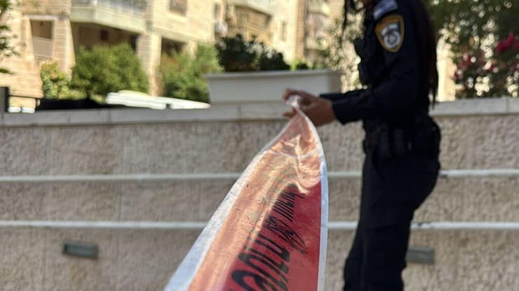 סמוך לדירה שבה נמצאה גופת האישה (צילום: דוברות המשטרה ) הזירה בארמון הנציב בה נמצאה אישה ללא רוח חיים