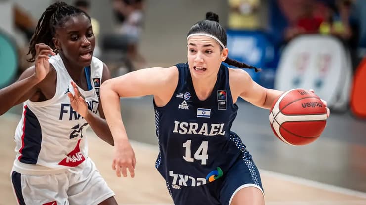 "רמת על-חלל". רביב, היום מול צרפת (צילום: FIBA PHOTOS) רביב