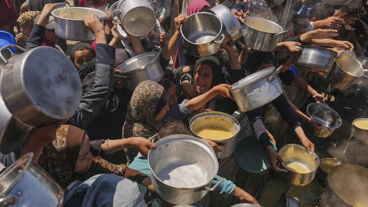 נתניהו: "רעב בעזה? יש שם מצוקה" (צילום: AP Photo/Jehad Alshrafi) עזתים נאבקים לקבל סיוע הומניטרי