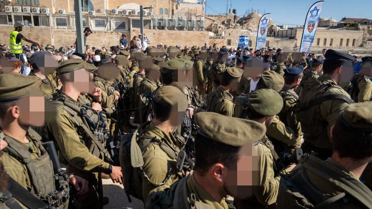 "מי שמחפש מקום להתחזק ביראת שמיים ולהיות מקצועיים ובחזית - אין מקום מתאים מזה". סיום מסע הכומתה של "החשמונאים" בכותל (צילום: שלו שלום) סיום מסע הכומתה הראשון של היחידה החרדית "החשמונאים", בכותל המערבי