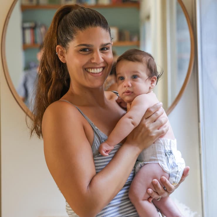 "בפעם הראשונה כשהחלטנו ללדת בבית העדפנו לא לספר לאף אחד". רותם טלמור ובנה (צילום: אביגיל עוזי ) רותם טלמור