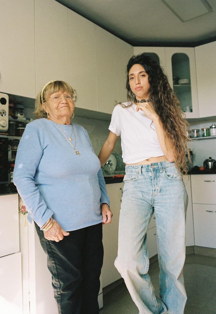 לא רצות אחרי אוטובוסים. מעיין ליניק וסבתה (צילום: גידי פרידן) מעיין ליניק