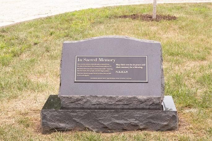 האנדרטה לזכר קורבנות השואה שאפרם נטמן