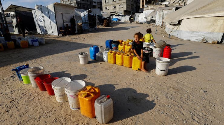 עזתים ממלאים דליים במים עקב צנרת שבורה וצמא כבד