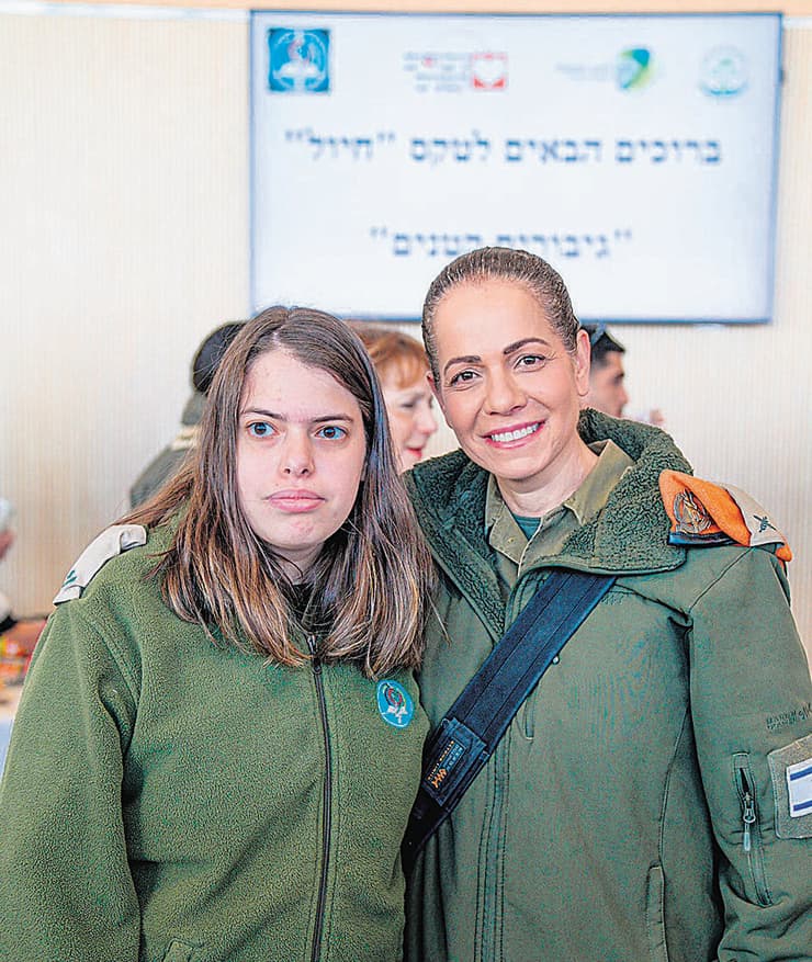 תא"ל לירון דונל עם בתה דרור, שסובלת משיתוק מוחין והתנדבה לצה"ל