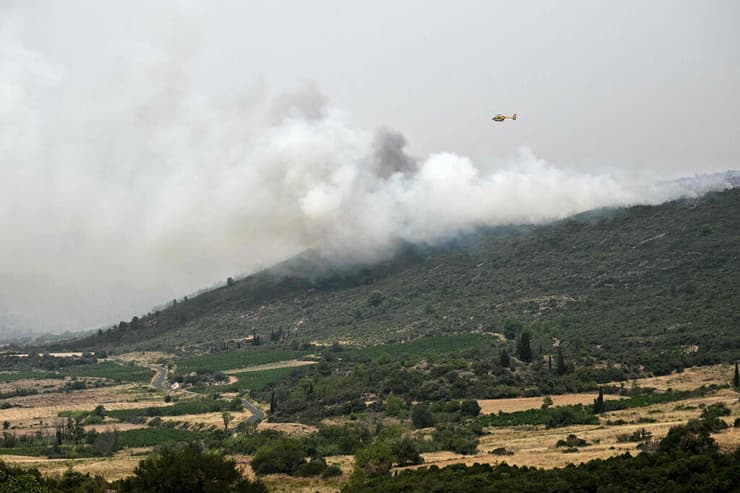 צילום: Lionel BONAVENTURE / AFP צרפת שריפה ענקית יותר גדול מ פריז