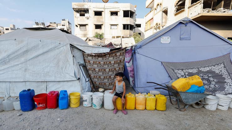 עזתים ממלאים דליים במים עקב צנרת שבורה וצמא כבד