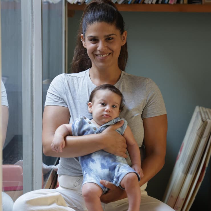 "פחדתי מהמחשבה שאגיע לבית החולים, אז הבחירה בלידת בית הייתה קלה עבורי". רותם טלמור עם בנה (צילום: אביגיל עוזי ) רותם טלמור