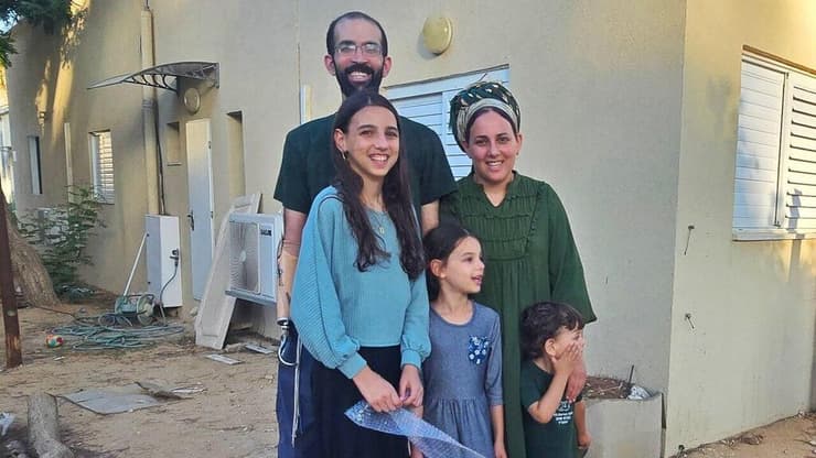 עמיחי שינדלר ומשפחתו חוזרים לקיבוץ בכרם שלום