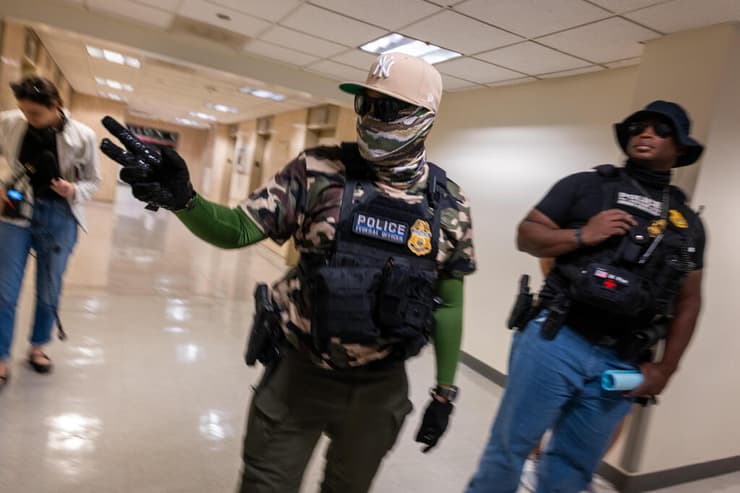 סוכני הגירה בבית משפט לענייני הגירה ב ניו יורק ארה"ב אוגוסט