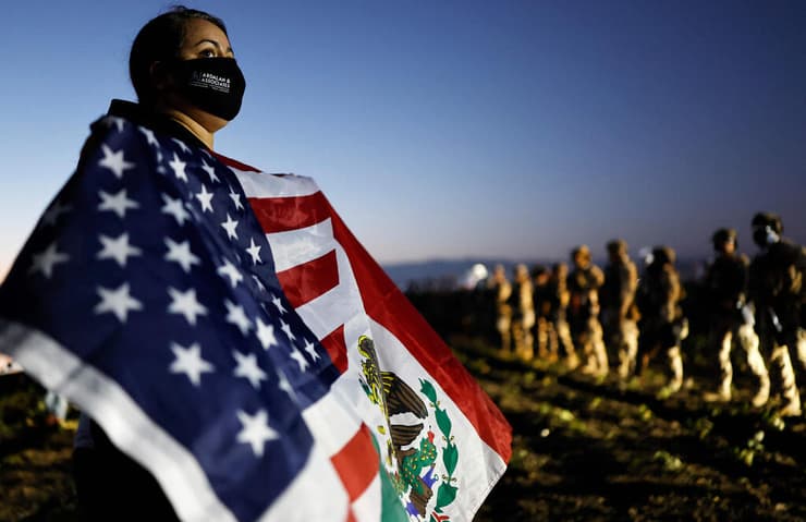 פעילים נגד גירוש מהגרים מול פקידי הגירה ב חוות קנאביס באזור קמריו  קליפורניה ארה"ב 10 ביולי