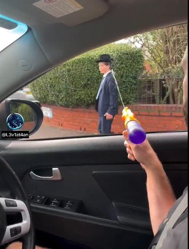 ירי ברובה מים על יהודים חרדים במנצ'סטר