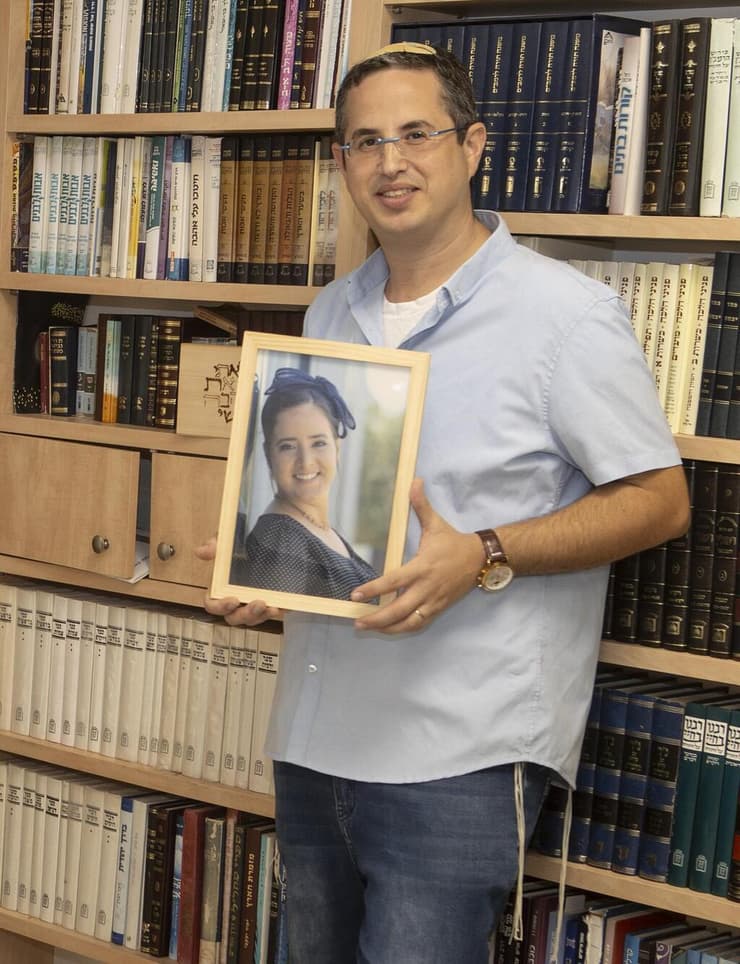 הוד רייכרט עם תמונתה של חגית ז"ל