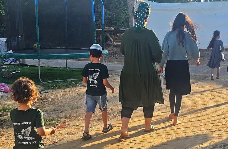 עמיחי שינדלר ומשפחתו חוזרים לקיבוץ בכרם שלום