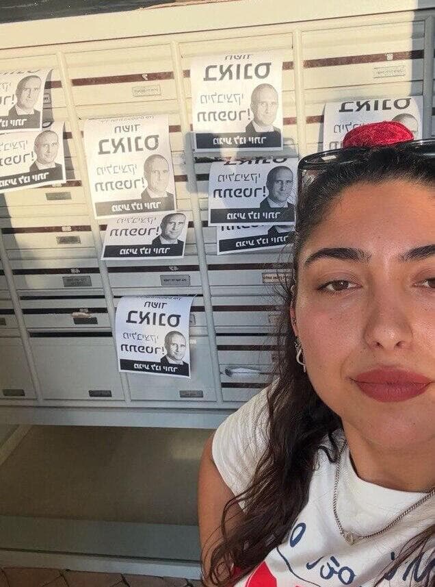 שיר שחף בפעולת מחאה נגד ח"כ ויו"ר ועדת הכספים חנוך מילביצקי החשוד באונס, בביתו בפתח תקווה 