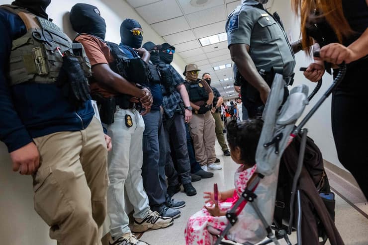 סוכני הגירה בבית משפט לענייני הגירה ב ניו יורק ארה"ב יולי