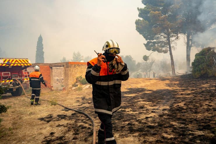 הכבאים במחוז אוד, היום בצהריים (צילום: Securite Civile/Handout via REUTERS) צרפת שריפה ענקית יותר גדול מ פריז