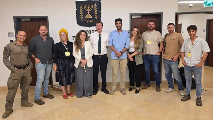 ביסמוט בפגישה ראשונה עם ארגוני המילואימניקים