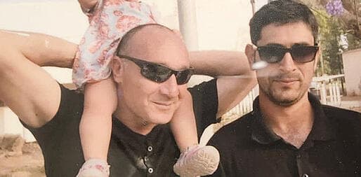 סער מרגוליס ז"ל (מימין) ורוני ספדג' בקיבוץ כיסופים yk14467511