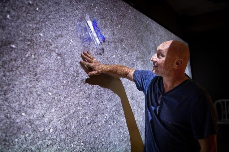 רוני ספדג' בביקור במרכז של רשות העתיקות (צילום: אלכס קולומויסקי) רוני ספדג' בביקור במרכז של רשות העתיקות