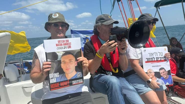 חגי אנגרסט, אלה חיימי ואורי קוניו במשט לעבר גבול רצועת עזה