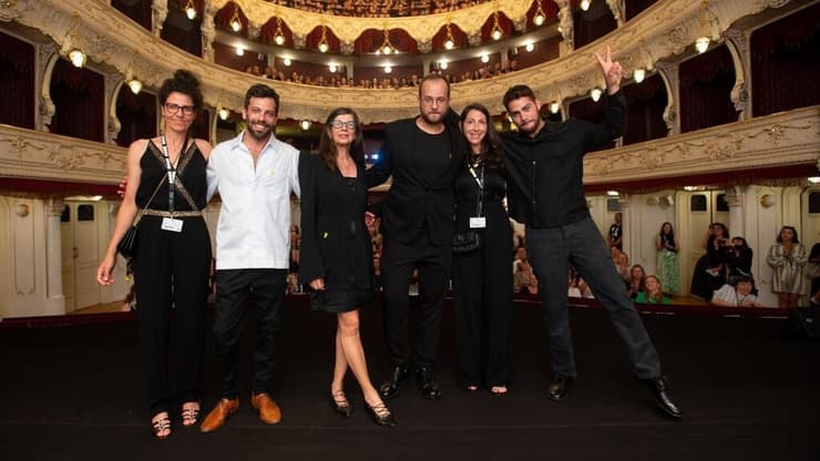 פרמיירת "טרופיקנה" בפסטיבל קרלובי וארי. מימין: המפיקים גיל סימה והילה מדליה, עומר טובי במאי ועירית שלג, העורך גיא נמש ומעצבת התלבושות נלי הורוביץ 