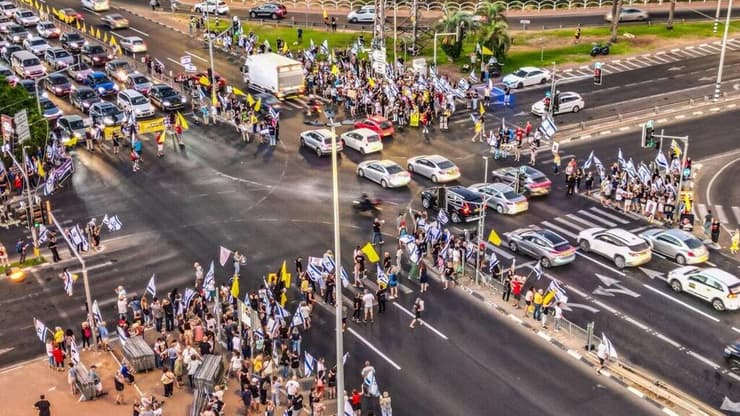 מחאה גם בצומת רעננה (צילום: רעיה ברקן) מחאה בצומת רעננה