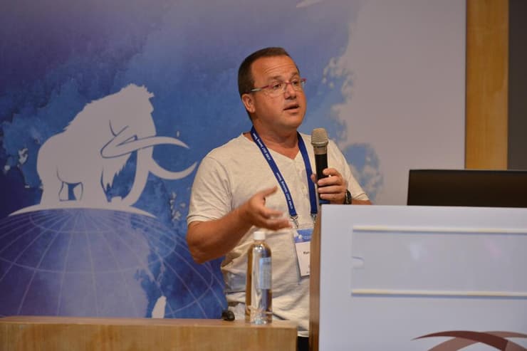 רן ברקאי מרצה בכינוס על פילים וממותות שהתקיים בטאיוואן בשנת 