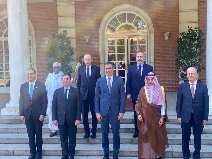 מאי 2024: חברי הוועדה הערבית-איסלאמית עם ראש ממשלת ספרד מאי 2024: חברי הוועדה הערבית-איסלאמית עם ראש ממשלת ספרד