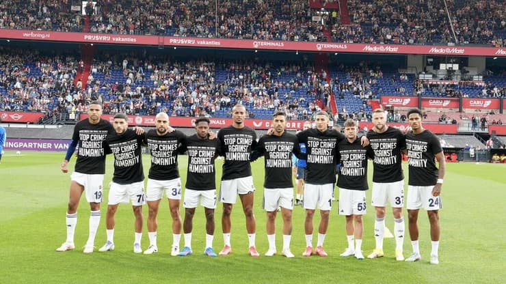 שחקני פנרבחצ'ה עם חולצות ועליהן הכיתוב "עיצרו את הפשעים נגד האנושות"