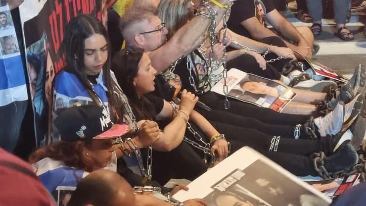 צילום: גלעד כהן משפחות חטופים בשלשלאות בירושלים