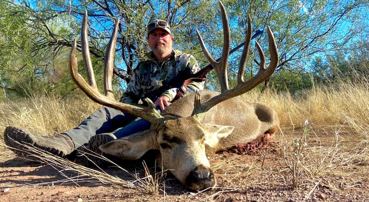 אשר ווטקינס עם בעל חיים שהרג