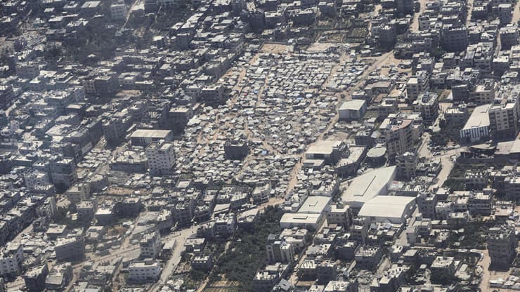 החטופים יועברו לעיר עזה? "המטרה - לקשור בין גורלם להחלטות של נתניהו" (צילום: AP Photo/Raad Adayleh) העיר עזה כפי שנראית ממטוס ירדני שמצניח סיוע הומניטרי