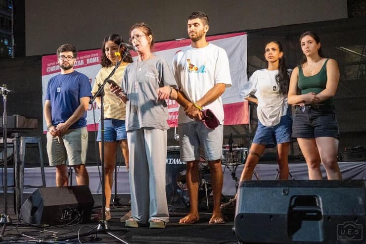 משפחתו של אביתר בכיכר החטופים (צילום: אוריאל אבן ספיר ) משפחתו של החטוף אביתר דוד בכיכר החטופים