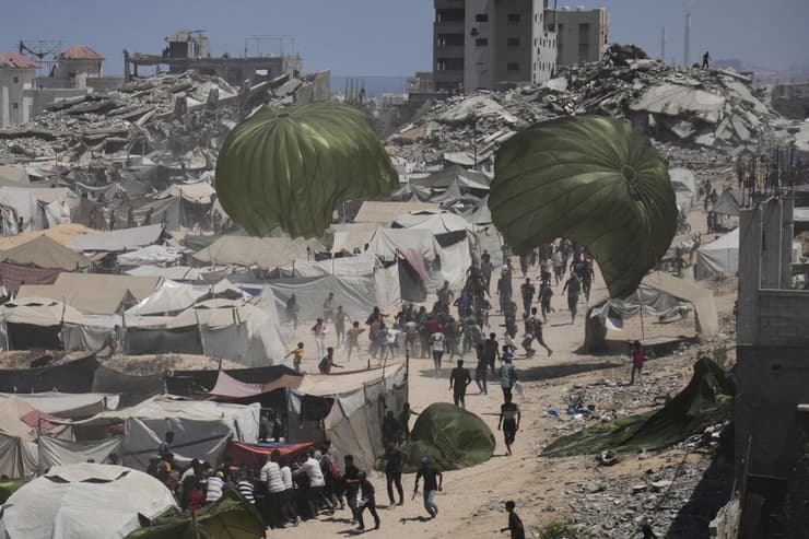 סיוע הומניטרי מוצנח ממטוס מעל רצועת עזה