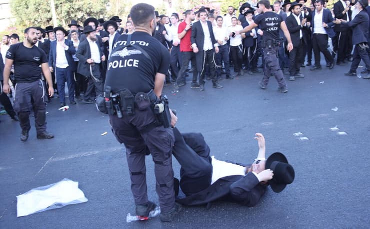 חרדים קיצונים מפגינים בכביש 4