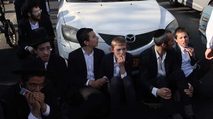 חרדים מפגינים בצומת קוקה קולה