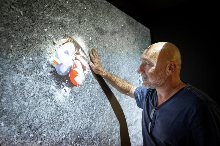 רוני ספדג' בביקור במרכז של רשות העתיקות (צילום: אלכס קולומויסקי) רוני ספדג' בביקור במרכז של רשות העתיקות