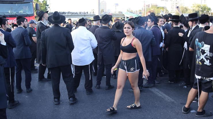 חרדים קיצונים מפגינים בכביש 4