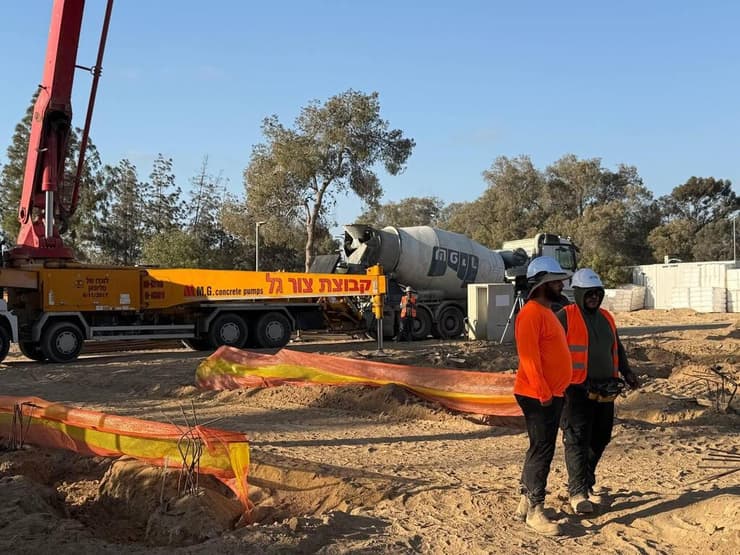 טקס הנחת אבן פינה בשכונה הראשונה בקיבוץ ניר עוז
