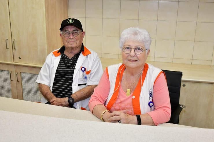 יאיר ומירי לסקוביץ', בני זוג בני 80, שמתנדבים בחדרי ניתוח בנהריה