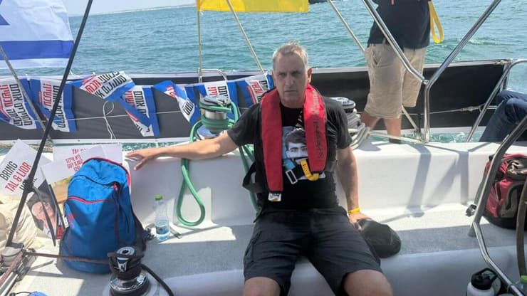 מישל אילוז במשט לעבר גבול רצועת עזה