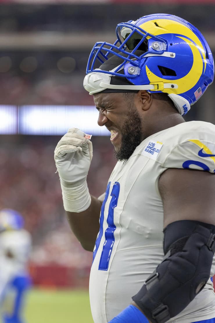 משרד התרופות האמריקאי הוציא אזהרה לגבי השימוש במלחי הרחה, ארגון השחקנים יצא נגד (צילום: AP Photo/Jeff Lewis) קובי טרנר מלוס אנג'לס ראמס משתמש במלחי הרחה בזמן משחק